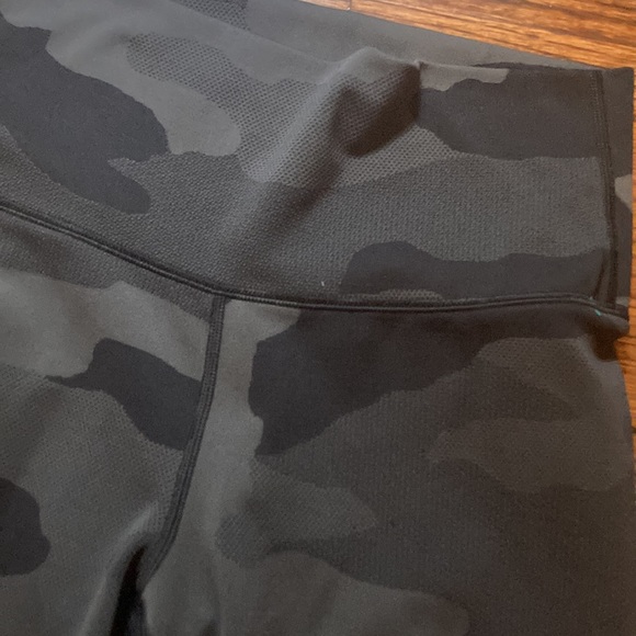 Offline by Aerie black and gray camouflage leggings - Picture 5 of 10